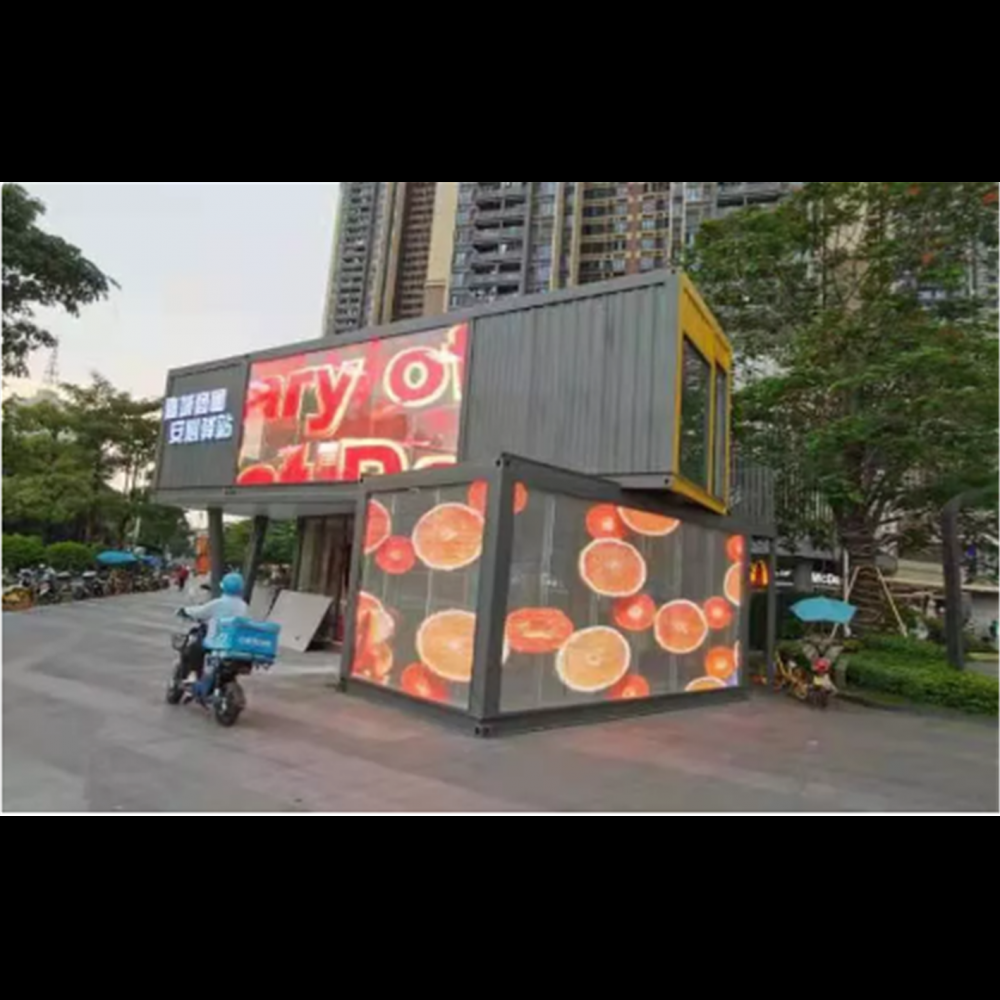 鸿荣源壹城中心led贴膜屏集装箱点亮，吸引上千粉丝